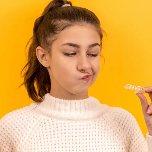 Dent jaune : comment les gouttières dentaires transforment la couleur des dents
