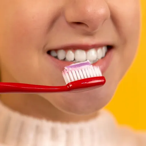 Solutions pour femmes concernées par des dents en avant : comprendre la gouttière dentaire